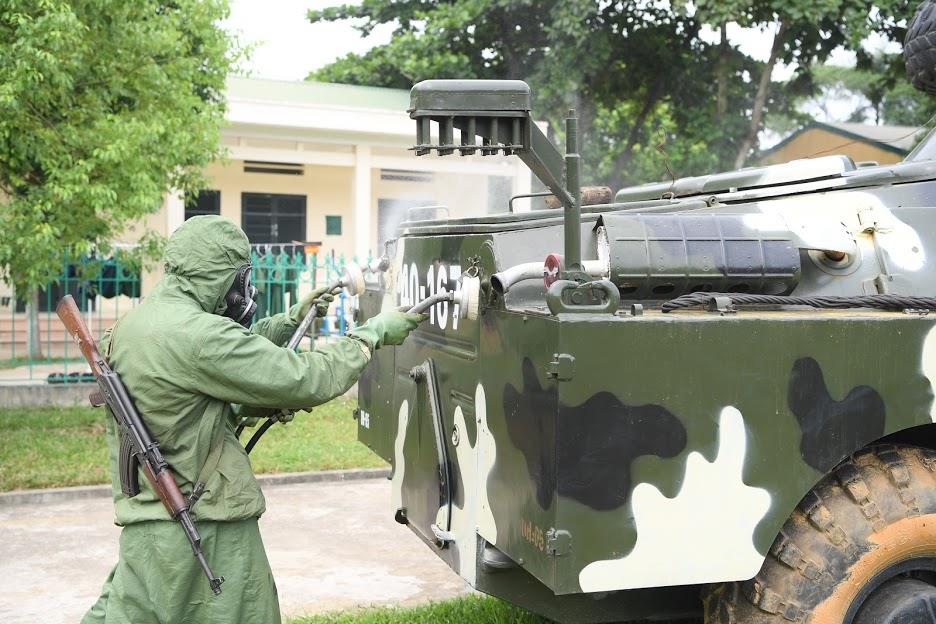 Bài 1: Những “vật cản” không làm khó Đội tuyển Kíp xe trinh sát hóa học     